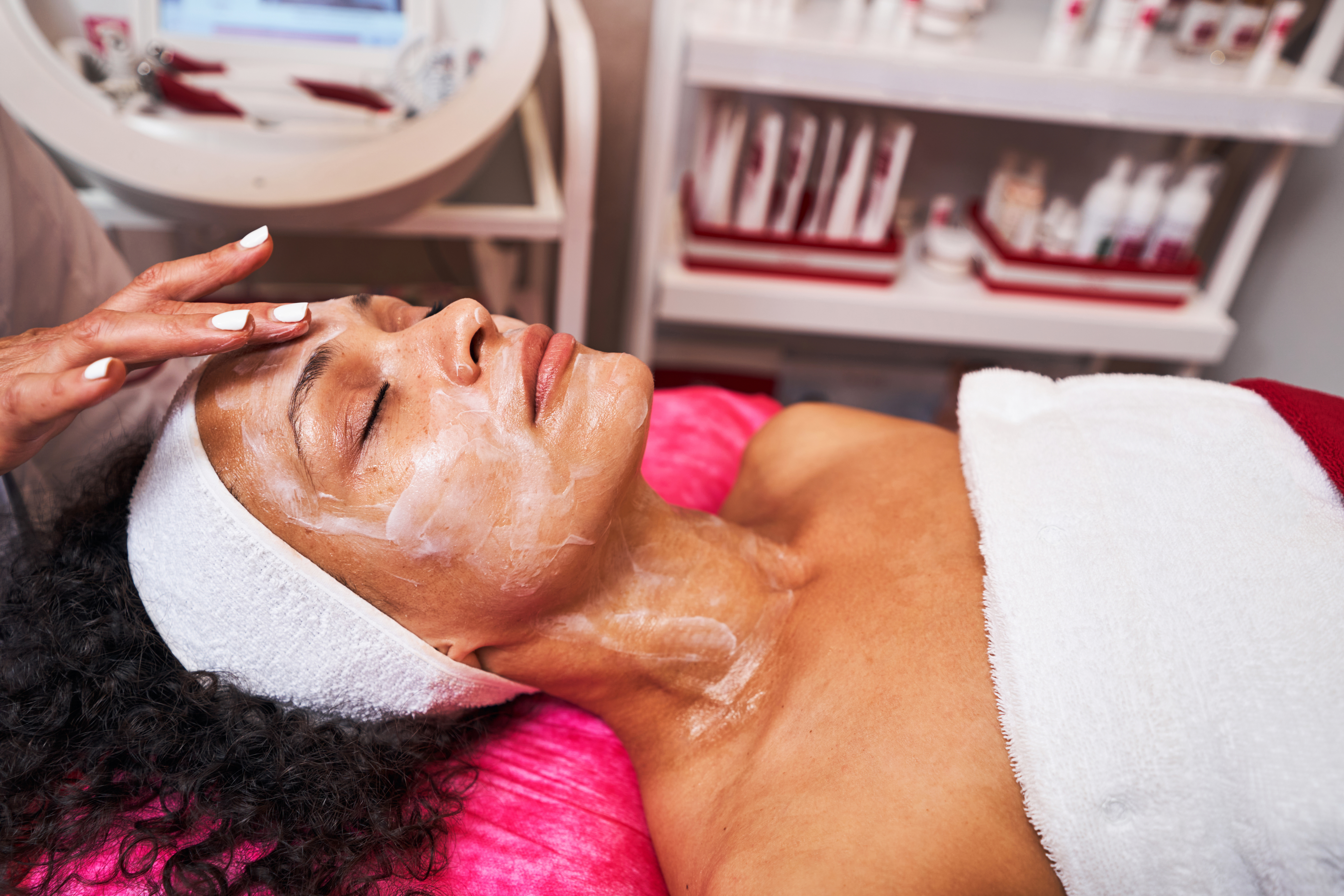 Focused photo on relaxed brunette being in beauty salon